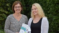 Carmen Menzel, die Leiterin des Gesundheitsamtes mit der ersten Stipendiatin des Landkreises, Anna Kalies-Fricke. Foto: eb