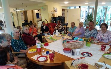 Der Maschentreff besuchte das Hospiz und hatte für die Ehrenamtlichen Socken ud für die Gäste Decken mit dabei. Foto: eb