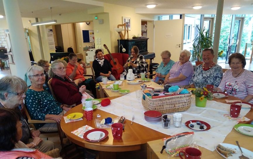 Der Maschentreff besuchte das Hospiz und hatte für die Ehrenamtlichen Socken ud für die Gäste Decken mit dabei. Foto: eb