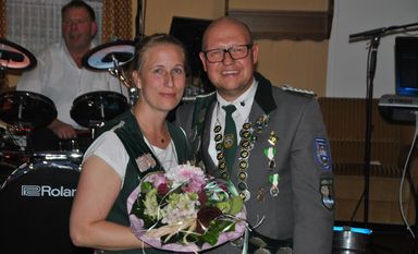 Das neue Vizekönigspaar Kristin und Dennis Staffeldt präsentiert sich stolz mit den Insignien der Macht. Foto: dcl