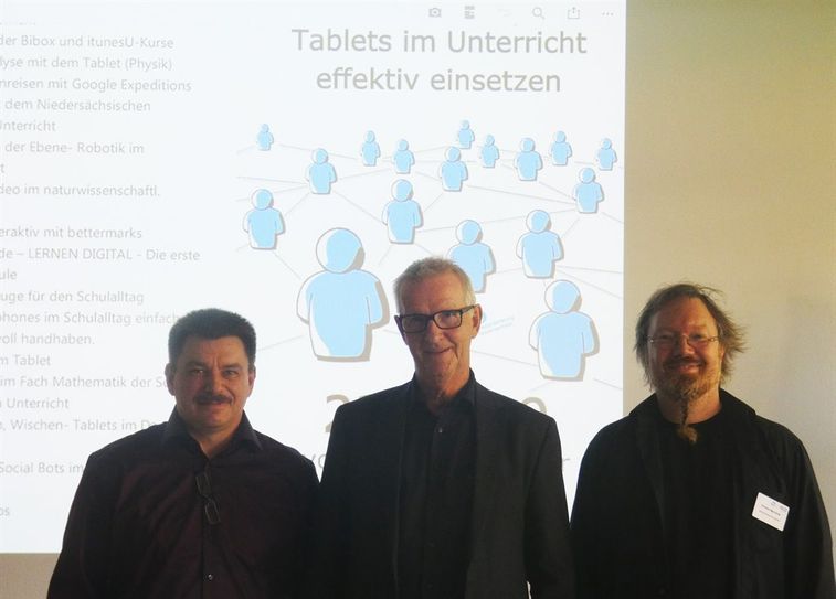 Martin Janik, Lehrer an der BBS und Berater für die NLQ, Schulleiter Wilhelm Windmann und Medienberater Karsten Machinek sind gespannt auf den 23. Oktober.   Foto: pvio