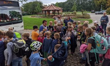 Schüler und Lehrer der Hermann von Issendorf Schule sowie viele Eltern verabschiedeten die langjährige Busfahrerin Liane Krihson. Foto: eb