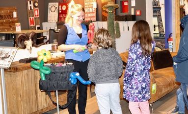 Beim verkaufsoffenen Sonntag, der der gesamten Familie gewidmet war, wurde für jede Generation etwas bereitgehalten. Für die Kids gab es unter anderem bunte Ballontiere. Foto: aklü