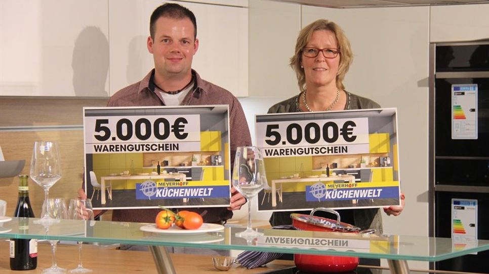 Christian Wienberg aus Hesedorf und Andrea Segelken aus Grasberg sind zwei der drei glücklichen Gewinner, die eine Einbauküche im Wert von 5.000 Euro erhalten.  Foto: jm
