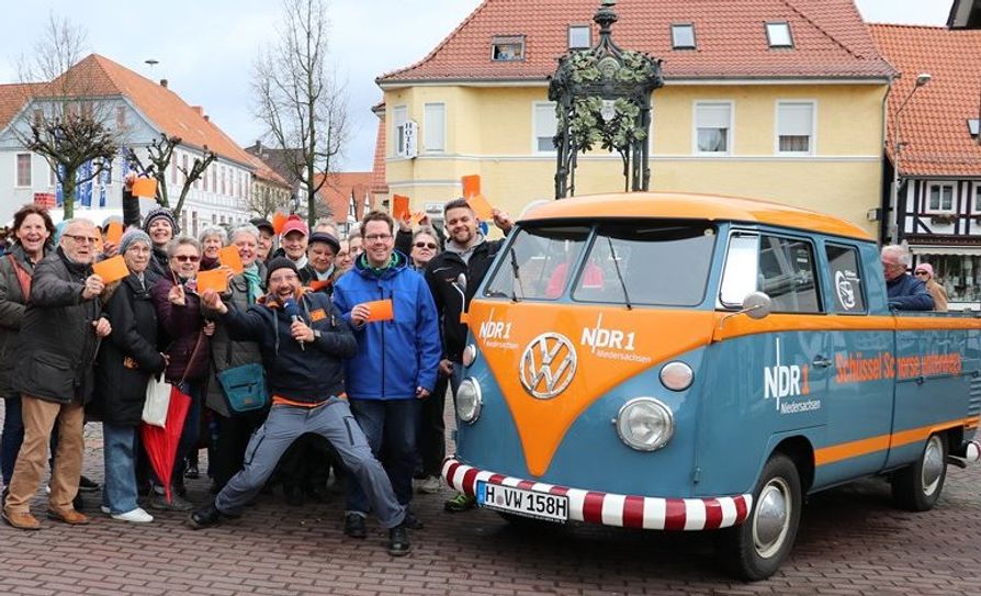 Schüssel-Schorse kommt zu Besuch in Osterholz-Scharmbeck, um einen ortstypischen Beruf erraten zu lassen. Mit dabei: die Schorsetta, der VW-Oldtimer.  Foto: A. Gervelmeyer