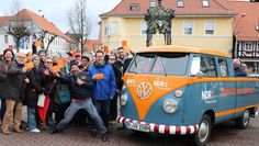 Schüssel-Schorse kommt zu Besuch in Osterholz-Scharmbeck, um einen ortstypischen Beruf erraten zu lassen. Mit dabei: die Schorsetta, der VW-Oldtimer.  Foto: A. Gervelmeyer