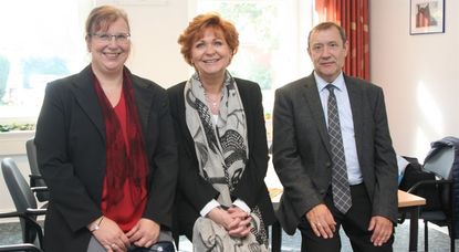 Justizministerin Barbara Havliza (Mitte) mit Amtsgerichtsdirektor Helmut Claudé und der stellvertretenden Geschäftsstellenleiterin Isabell Sziede.  Foto: sla