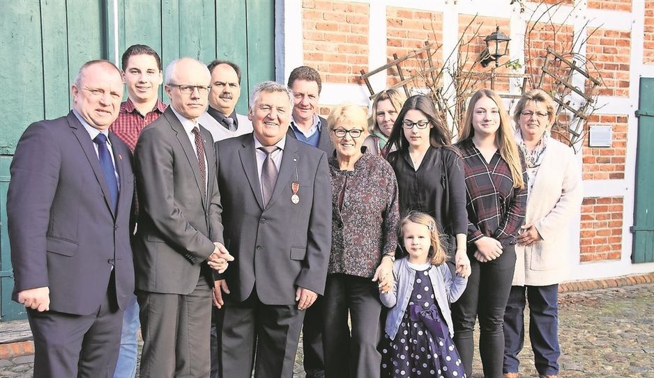 Für seinen unermüdlichen Einsatz erhielt Siggi Scheid 2017 das Bundesverdienstkreuz aus den Händen von Landrat Hermann Luttmann. Foto: Archiv