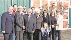 Für seinen unermüdlichen Einsatz erhielt Siggi Scheid 2017 das Bundesverdienstkreuz aus den Händen von Landrat Hermann Luttmann. Foto: Archiv