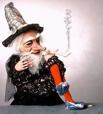 Das Märchen entfu¨hrt in den tiefen Schwarzwald, vorbei an dunklen Tannen und kauzigen Waldgeistern. Foto:eb