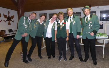 Axstedt (eb). Bei guter Beteiligung haben sich in diesem Jahr 60 Damen und Herren auf dem Schießstand des Schützenvereins Axstedt eingefunden, um die Herbstmajestäten 2019 zu ermitteln. Von links die neuen Majestäten: Herbstvizekönig Thomas Lüllmann, Herbstkönigin Silke Jacobs, Herbstvizekönigin Anke Ketschau, Sonnenkönigin Heike Hölljes, Herbstkönig Dirk Puckhaber, 1. Vorsitzender Henrik Meyer. Foto: eb