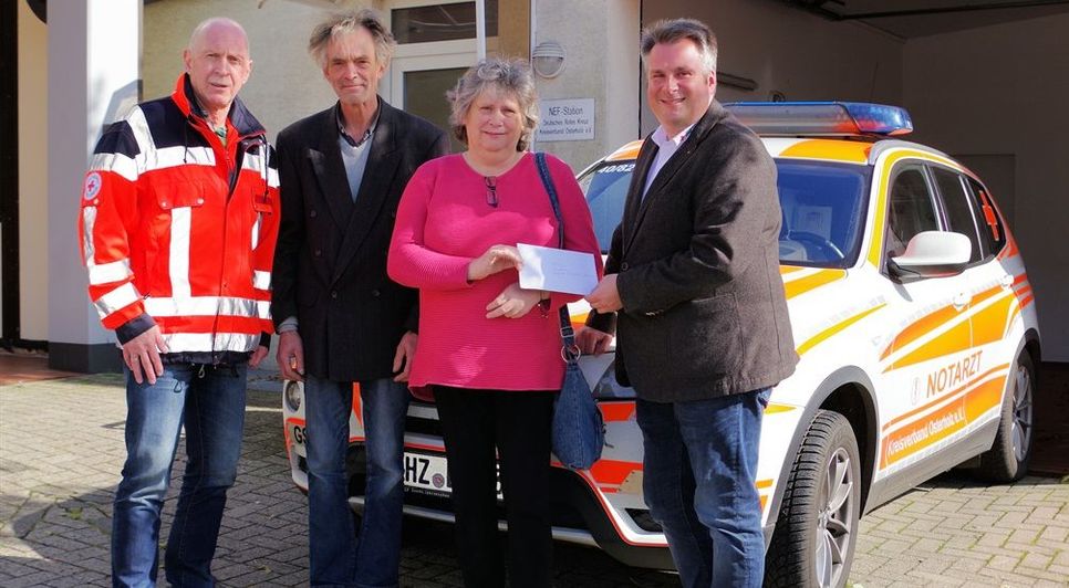 Volker Leopold, Thomas Krüger, Dorothea Brauns und Patrick Grotheer (von links) bei der Spendenübergabe an der DRK-Notarztstation.  Foto: lse