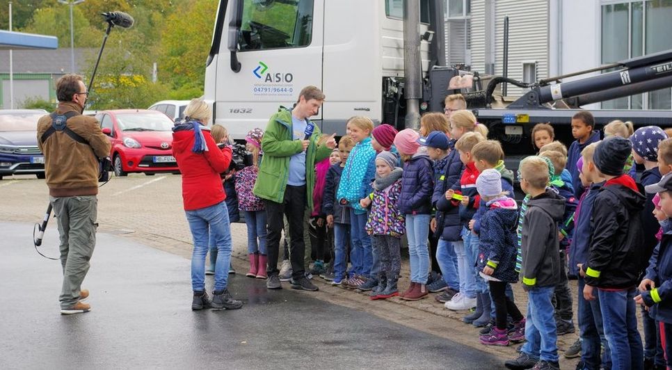 WDR-Redakteur Johannes Büchs und das Fernsehteam von der „Sendung mit der Maus“ begleiteten die Kinder auf dem ASO-Gelände.  Foto: lse