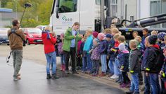 WDR-Redakteur Johannes Büchs und das Fernsehteam von der „Sendung mit der Maus“ begleiteten die Kinder auf dem ASO-Gelände.  Foto: lse