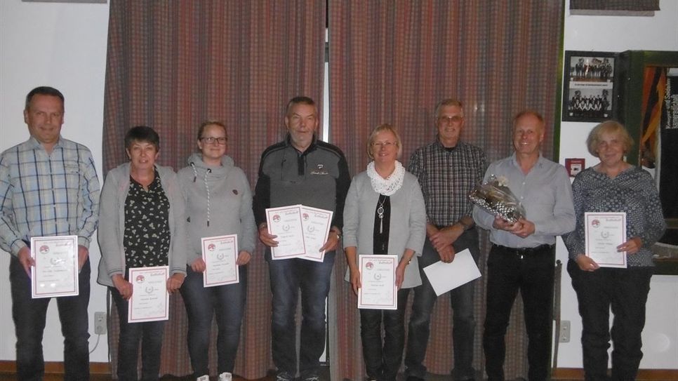 Sie wurden auf der Jahreshauptversammlung des TSV Lamstedt geehrt (v.l.): Harald Tiedemann, Renate Brandt, Mareike Brandt, Günter Kaul, Bärbel Skott, Horst Raap, Jürgen Hellwege und Ulrike Plötzky.  Foto: sla
