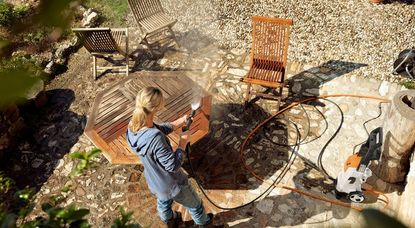Bevor sie in ihr Winterlager umziehen, bekommen auch die Gartenmöbel eine gründliche Reinigung.
Foto: djd/STIHL