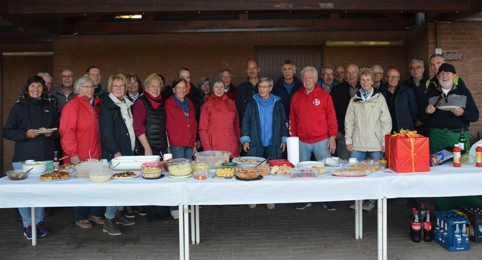 Am vergangenen Montag beendeten die Leichtathleten vom TV Falkenberg ihre Saison in gemütlicher Runde bei einem Grillabend im Schoofmoorstadion.  Foto: eb