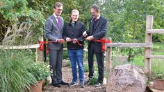 Bürgermeister Kristian Tangermann, der erste Vorsitzende der Landjugend, Malte Rohdenburg, und Pastor Wildrik Piper (von links) machten den Weg in den Park frei. Foto: ui
