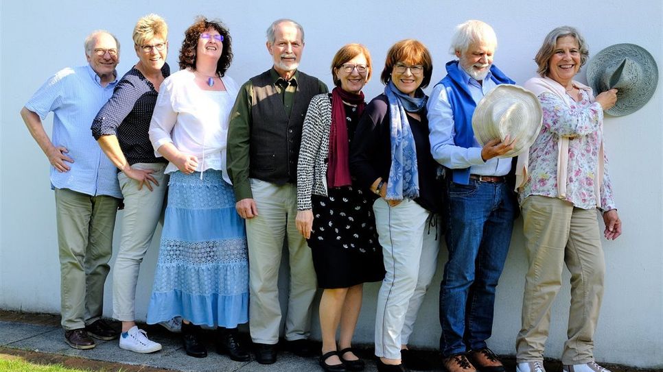Vier Autoren der „Schreibverrückten“ aus Bremerhaven laden zu einem besonderen Lesequizabend in die Leselust ein. Foto: eb