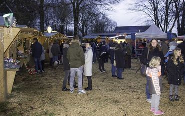 In der kleinen weihnachtlichen Budenstadt können Handwerkskunst und vieles mehr erworben werden. Foto: eb