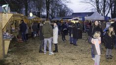 In der kleinen weihnachtlichen Budenstadt können Handwerkskunst und vieles mehr erworben werden. Foto: eb