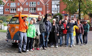 Beim NDR 1 Berufe-Raten: Der gesuchte Beruf aus Osterholz-Scharmbeck war der „Biologe“. Schüssel-Schorse (li.) war am Mittwoch mit seinem Bulli auf dem Marktplatz unterwegs. Foto: Ania Schaal