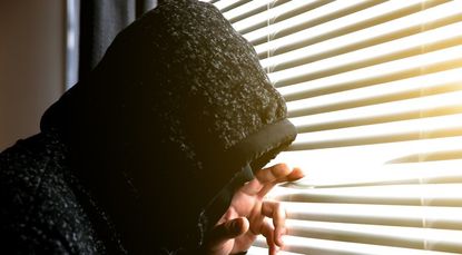 Gerade in der dunklen Jahreszeit haben Einbrecher und Diebe leichtes Spiel. Am Tag des Einbruchschutzes soll über Gefahren und Maßnahmen aufgeklärt werden. Foto: AdobeStock/Vadym