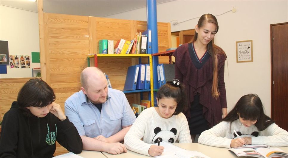 Sebasobed, Len und Samantha nehmen in der Deutschstunde die Zeiten durch. Nachhilfelehrer Rainer Manal und Alyssia Hekman freuen sich über den Arbeitseifer der Früchte trägt.  Foto: im