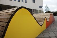 Die neue Wellenliege mitten auf dem Campus für lebenslanges Lernen ist farblich an das Campus-Logo sowie an die Farben der Stadt Osterholz-Scharmbeck angepasst. Fotos: jgir