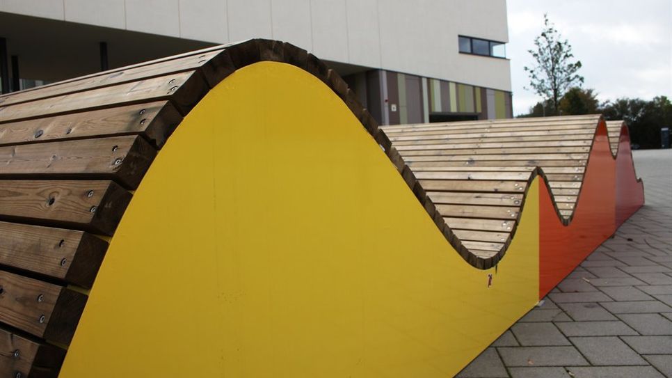 Die neue Wellenliege mitten auf dem Campus für lebenslanges Lernen ist farblich an das Campus-Logo sowie an die Farben der Stadt Osterholz-Scharmbeck angepasst. Fotos: jgir