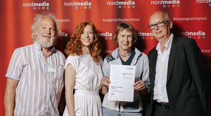 Rolf Saade (li.), Ute Meyer-Rieke (Mitte re.), Schauspielerin Marleen Lohse und nordmedia-Geschäftsführer Thomas Schäffer bei der Preisverleihung in Gronau. Foto: nordmedia/David Carreño Hansen