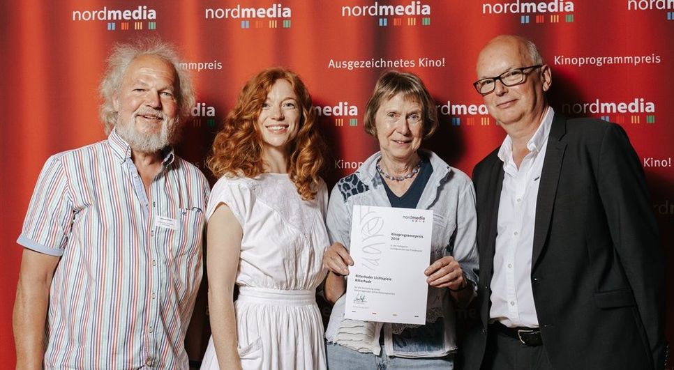 Rolf Saade (li.), Ute Meyer-Rieke (Mitte re.), Schauspielerin Marleen Lohse und nordmedia-Geschäftsführer Thomas Schäffer bei der Preisverleihung in Gronau.  Foto: nordmedia/David Carreño Hansen