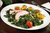 Grünkohl ist von Ende September bis Anfang März erhältlich. Der Geschmack von Grünkohl ist angenehm würzig und süßlich-herb. Foto: Fotolia/Archiv
