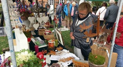 Eine bunte Vielfalt auf dem Bauern- und Staudenmarkt lockt auch in diesem Jahr wieder viele Besucher nach Kutenholz.  Foto: HuKK