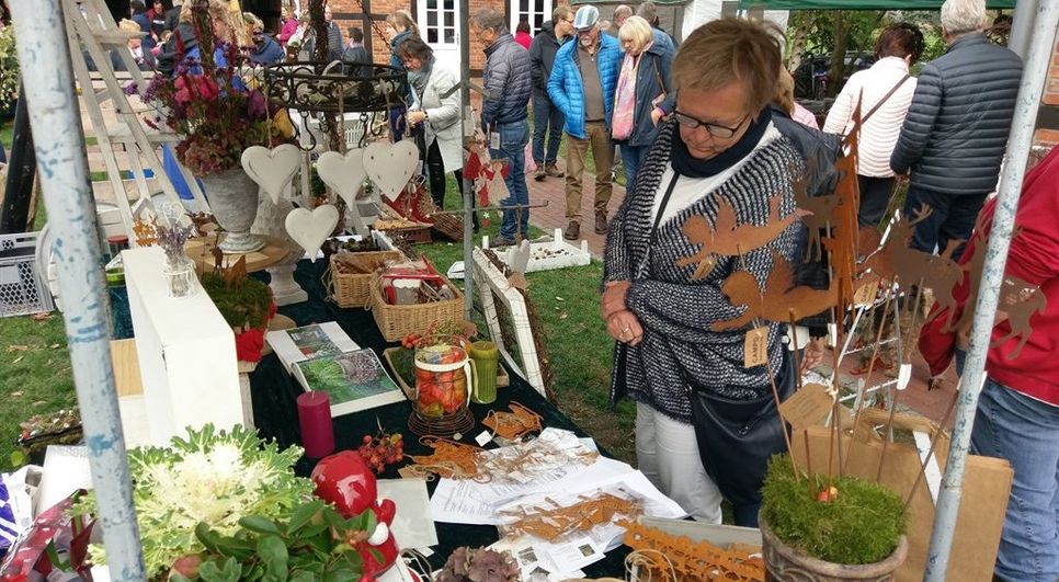 Eine bunte Vielfalt auf dem Bauern- und Staudenmarkt lockt auch in diesem Jahr wieder viele Besucher nach Kutenholz.  Foto: HuKK