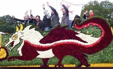Die Jury hatte es schließlich schwer, die teilweise komplett aus Blumen hergestellten Erntewagen zu bewerten. Foto: eb
