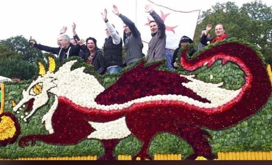 Die Jury hatte es schließlich schwer, die teilweise komplett aus Blumen hergestellten Erntewagen zu bewerten.  Foto: eb