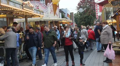 Der Bremervörder Ladenhütermarkt war wieder ein Eldorado für Schnäppchenjäger. Neben der örtlichen Kaufmannschaft hatten an die 100 fliegende Händler ihre Stände in der Innenstadt aufgebaut. Sie luden zum Stöbern, Hökern und Feilschen ein.  Fotos: im
