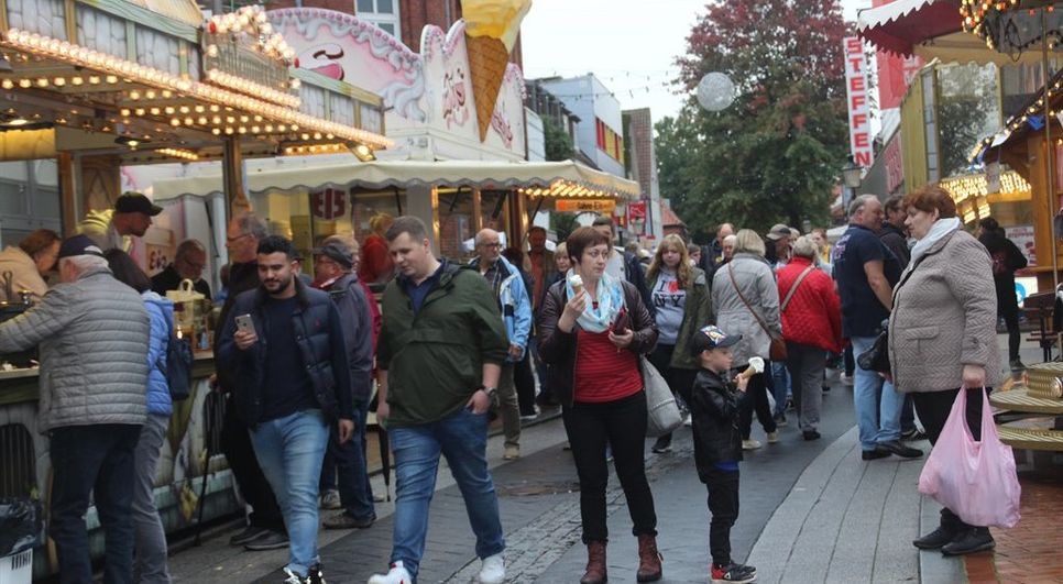 Der Bremervörder Ladenhütermarkt war wieder ein Eldorado für Schnäppchenjäger. Neben der örtlichen Kaufmannschaft hatten an die 100 fliegende Händler ihre Stände in der Innenstadt aufgebaut. Sie luden zum Stöbern, Hökern und Feilschen ein.  Fotos: im