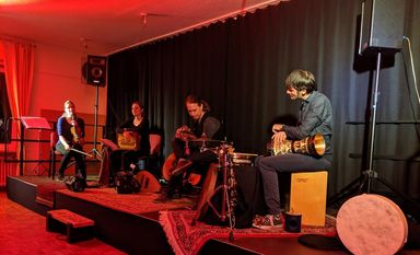 Die vier Musiker um das Ensemble Mala Ibuschka begeisterten das Publikum. Jeder von ihnen beherrscht gleich mehrere Instrumente und so wurde ein besonderes Hörerlebnis geschaffen. Foto: eb