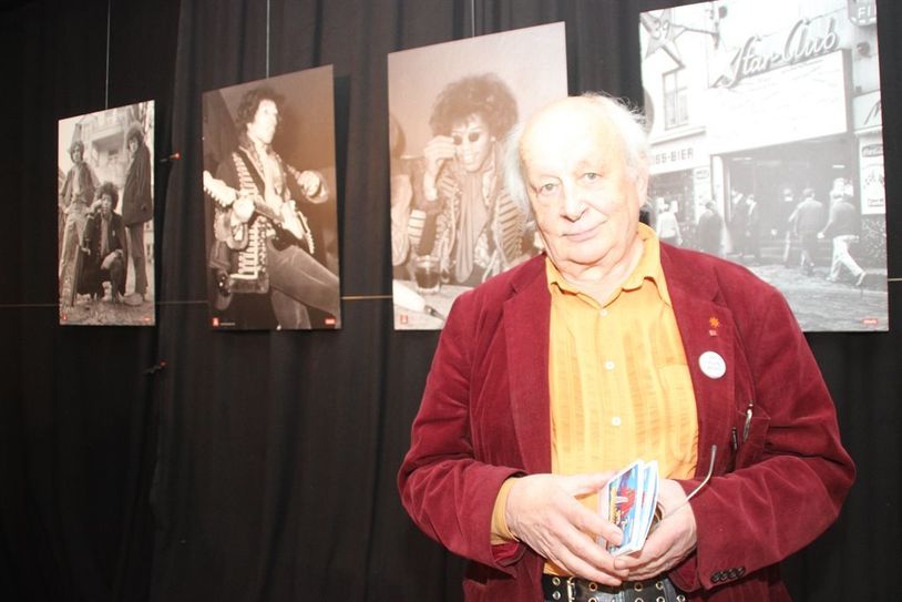 Der Fotograf Günter Zint vor einigen seiner großformatigen schwarz-weiß Fotos. Unter dem Motto „Portrait of music“ sind sie bis zum 6. Dezember auf der Kulturbühne im Möbelmarkt der Bremervörder Beschäftigungsgesellschaft der breiten Öffentlichkeit zugänglich.  Foto: im