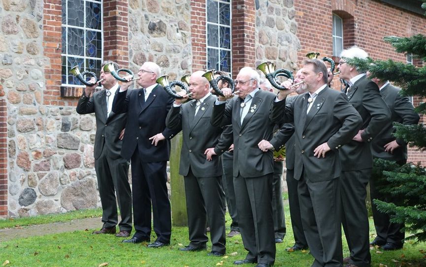 Die Jagdhornbläser Wesermünde-Süd stimmen die Besucher musikalisch auf den Hubertus-Gottesdienst ein.  Foto: khe