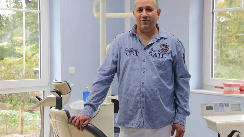 Reza Moshayedi ist seit fast 20 Jahren in seiner Zahnarztpraxis in Wallhöfen tätig. Vergangene Woche begrüßte er die ersten Patienten in seinen neuen Räumen an der Wallhöfener Straße.  Foto: jm