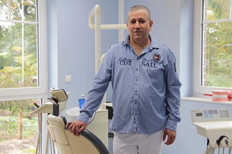 Reza Moshayedi ist seit fast 20 Jahren in seiner Zahnarztpraxis in Wallhöfen tätig. Vergangene Woche begrüßte er die ersten Patienten in seinen neuen Räumen an der Wallhöfener Straße.  Foto: jm