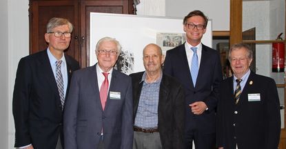 Hilmar Kohlmann, Harald Kühn vom Heimatverein (beide links) sowie Bürgermeister Kristian Tangermann und Peter Richter vom Heimatverein (beide rechts) begrüßten Mike Frank im Heimatmuseum und bedankten sich für die Geste des Vertrauens. Foto: mr
