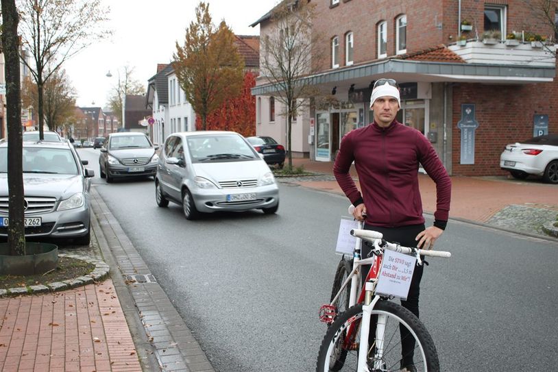 Die Straße innerorts gehört Auto wie Rad Fahrenden gleichermaßen. Foto: pvio