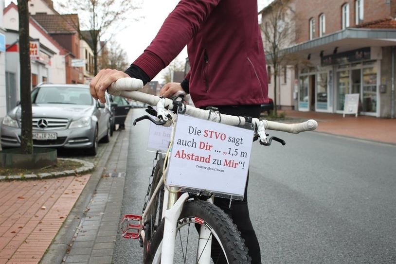 Die Straße innerorts gehört Auto wie Rad Fahrenden gleichermaßen. Foto: pvio