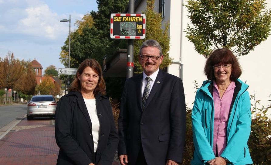 Anke Stelljes, Bernd Lütjen und Gudrun Wulfhorst (von links) freuen sich über die neue Geschwindigkeits-Anzeigetafel.                 Foto: sr