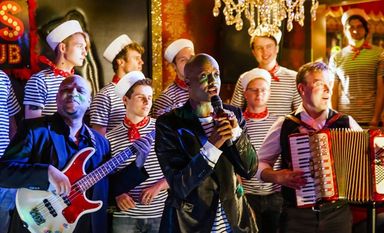 Der beliebte Moderator Yared Dibaba beweist am 2. November, dass er nicht nur plattsnacken, sondern auch sehr gut singen kann. Foto: Lars Berg