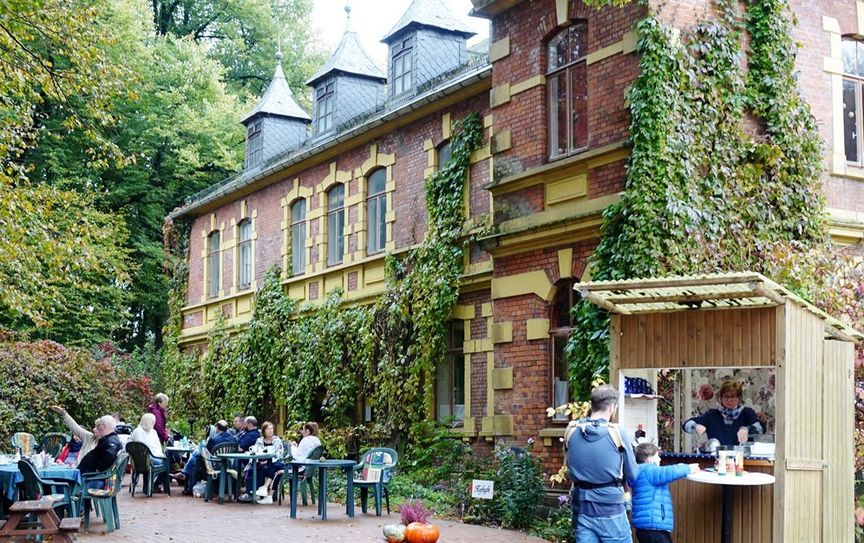 Auf großes Interesse stieß das diesjährige Apfelfest bei dem lecker geschlemmt und gekauft werden konnte. Foto: khe